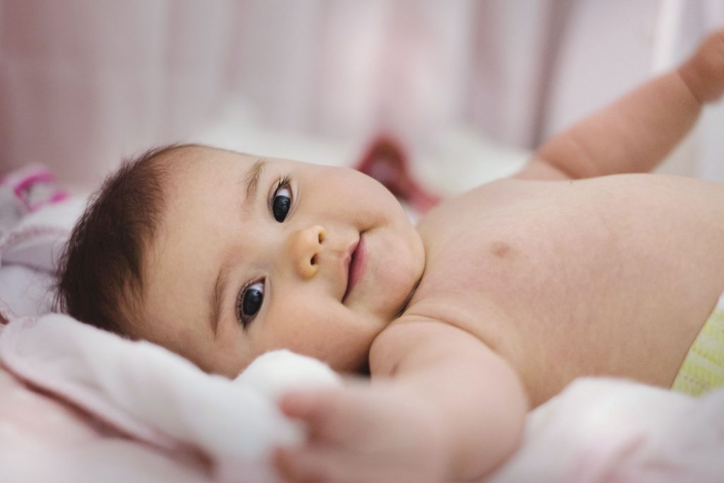 Bébé a trop chaud : 7 astuces pour le faire dormir pendant la canicule ?