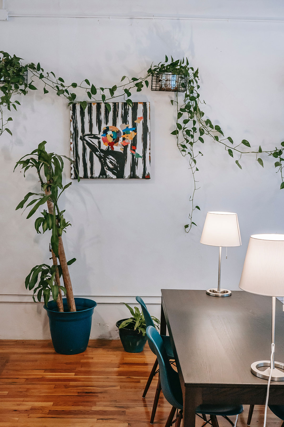 Bureau avec des plantes vertes