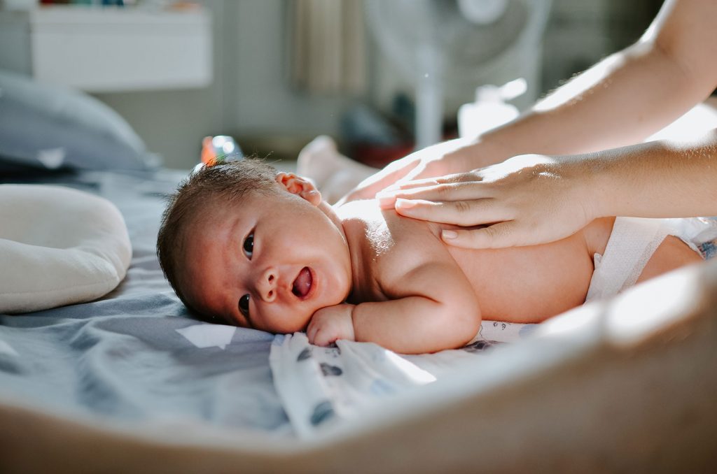 Massage bébé : comment bien masser votre nourrisson et pourquoi ?