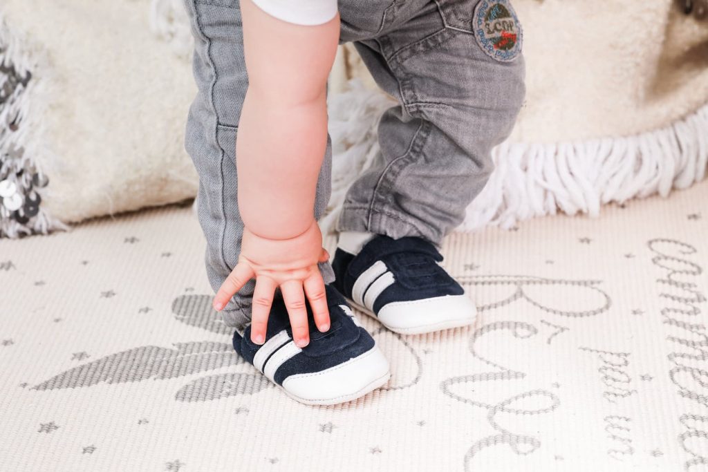 Quelles chaussures choisir pour Bébé quand il apprend à marcher ?