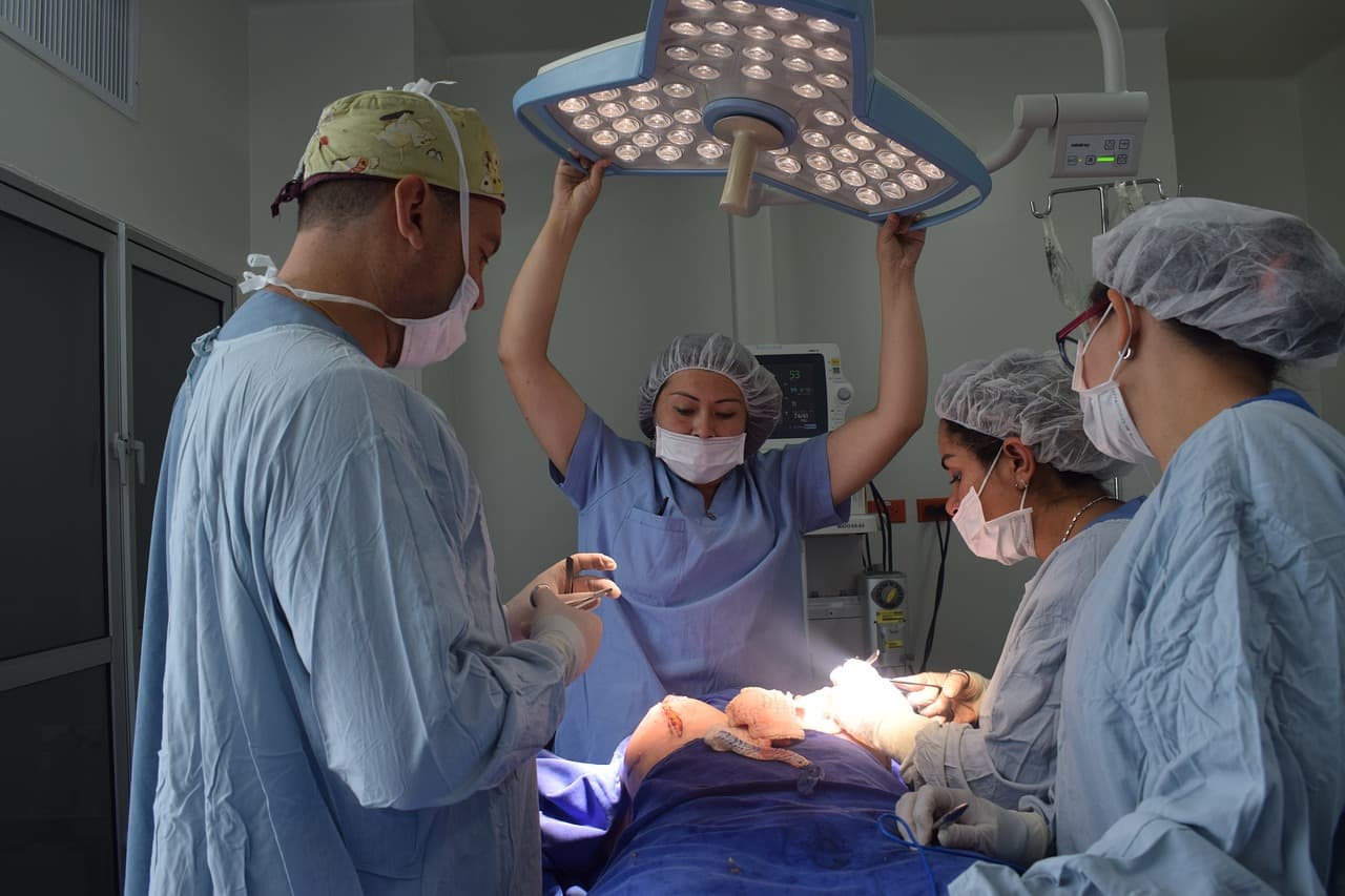 Équipe chirurgicale en action lors d’une procédure de chirurgie esthétique dans une clinique parisienne.
